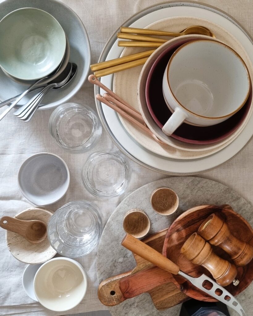 Auswahl der Requisiten für Foodfotoshooting