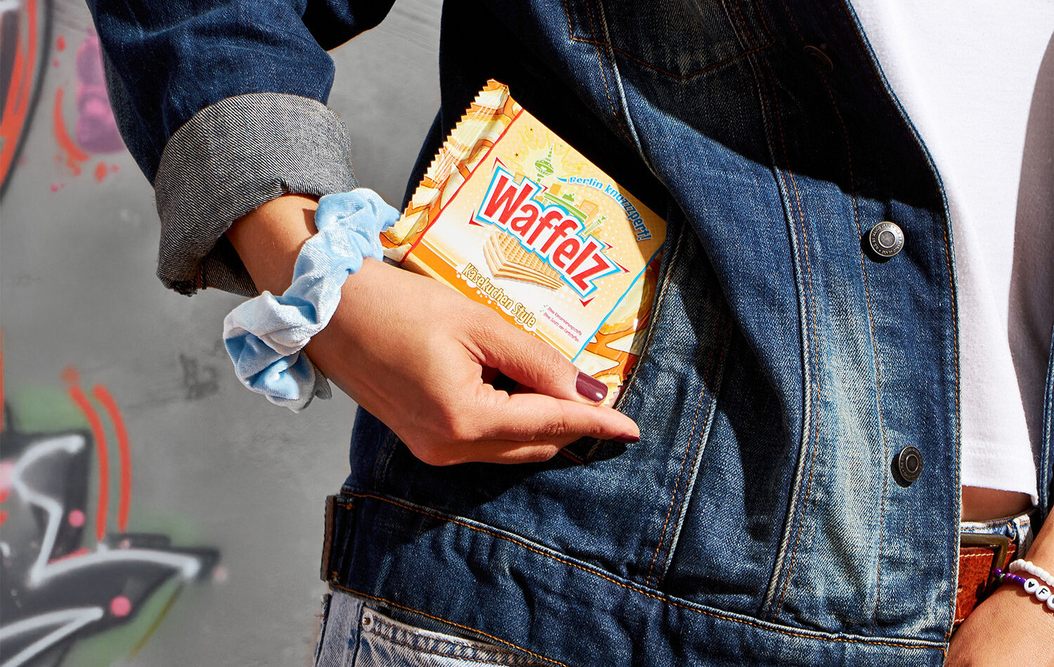 Hand zieht Verpackung SpreeWaffel Waffelz aus der Jackentasche, Produktfotografie