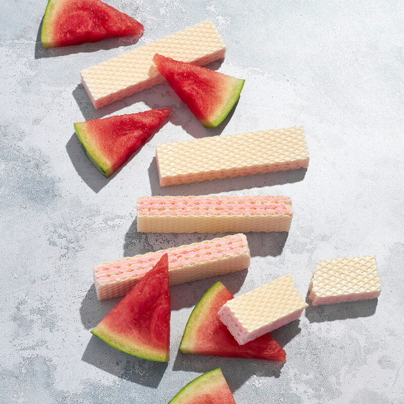 Waffelstücke und Stücke Wassermelone liegen nebeneinander, Foodfotografie