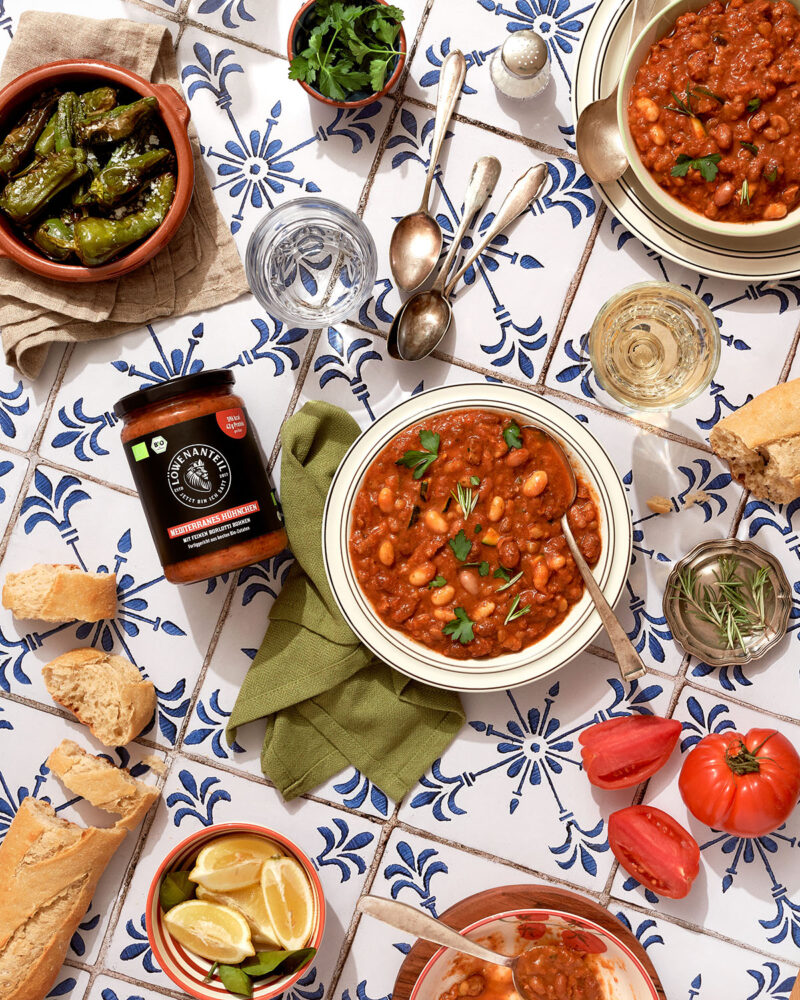 Löwenanteil Sorte Mediterranes Hühnchen in Teller auf Kacheluntergrund Foodfotografie