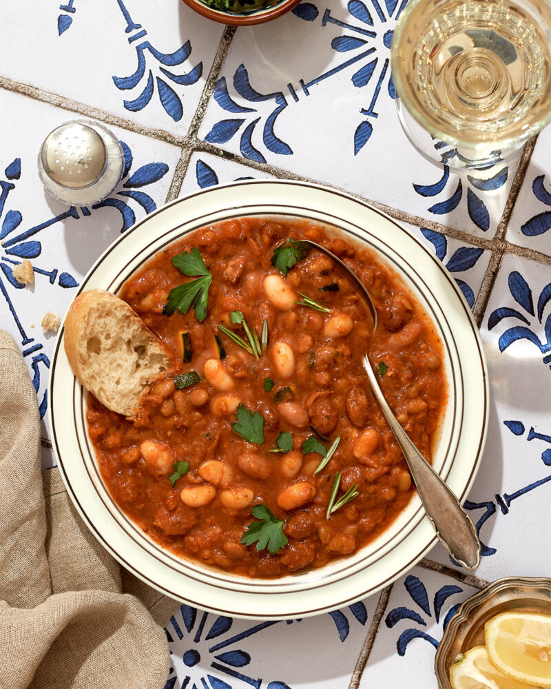 Löwenanteil Sorte Mediterranes Hühnchen in Teller auf Kacheluntergrund Foodfotografie