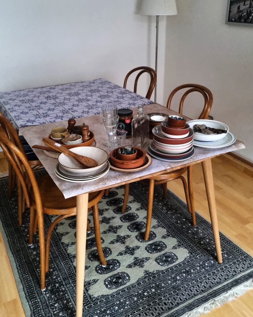 Auswahl der Requisiten für Foodfotoshooting